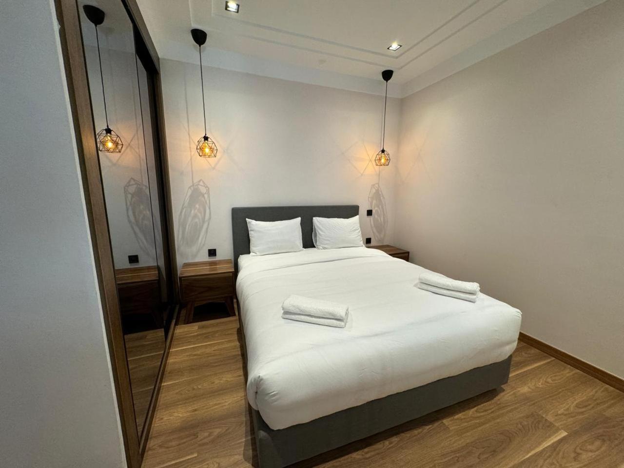 Les Joyeux Luxury Et *