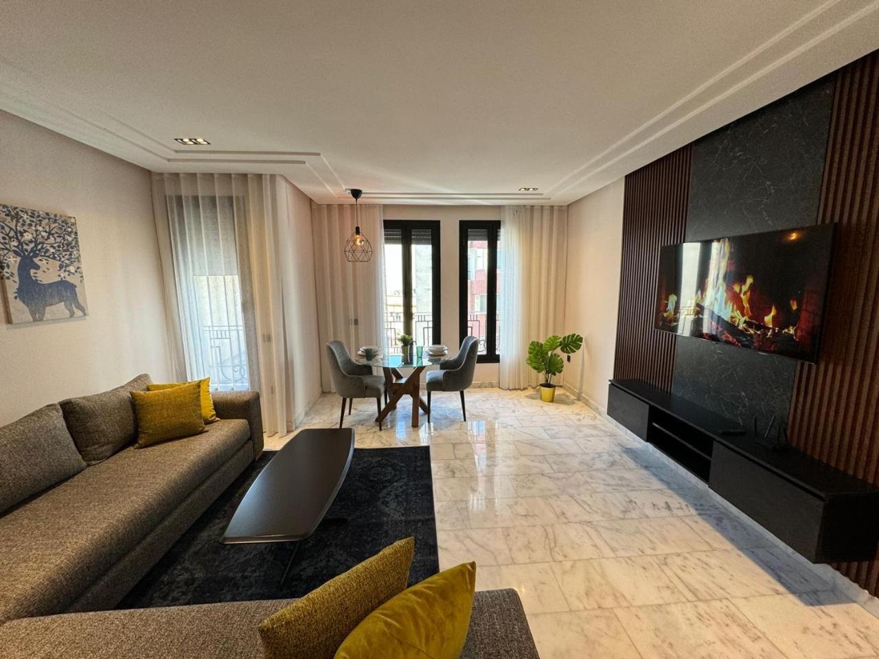 Les Joyeux Luxury Et Casa Blanca