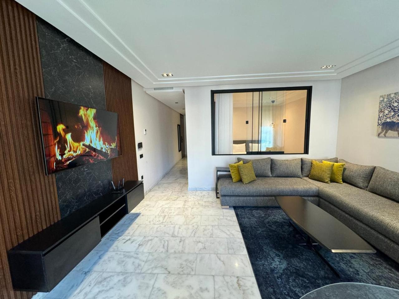 Les Joyeux Luxury Et *