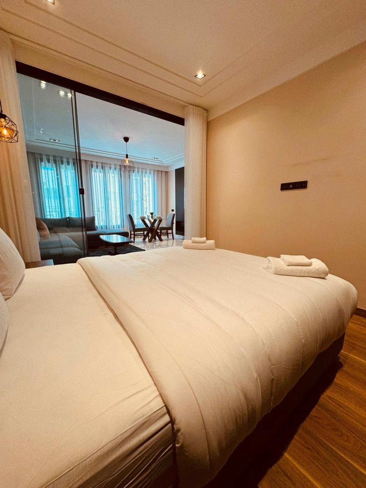 Les Joyeux Luxury Et Casa Blanca