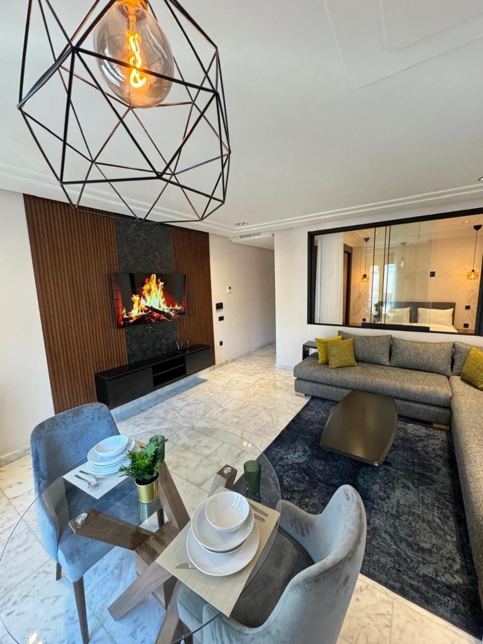 Les Joyeux Luxury Et Casa Blanca